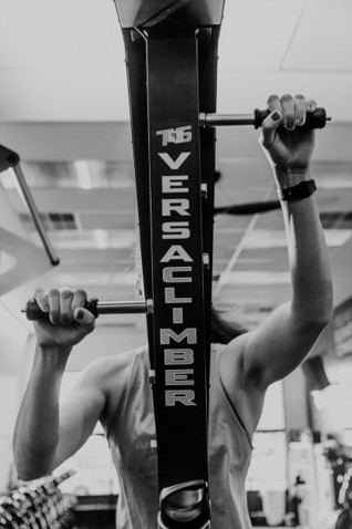 VERSACLIMBER Femme sur Rameur Regatta 300 Kettler